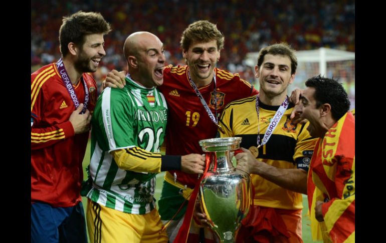 Gerard Piqué, Pepe Reina, Fernando Llorente, Iker Casillas y Xavi (de i a d), presumen la tercer Eurocopa española de la historia. AFP  /