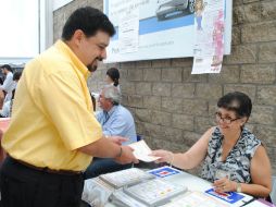 Carlos Lomelí candidato al Senado de la República acudió a votar a la casilla 3067, en compañía de su familia y equipo de trabajo.  /