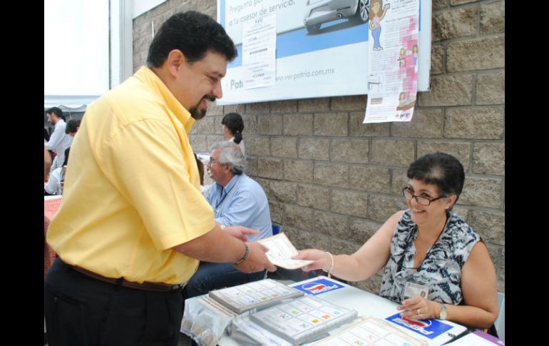 Carlos Lomelí candidato al Senado de la República acudió a votar a la casilla 3067, en compañía de su familia y equipo de trabajo.  /