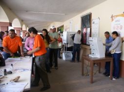 Las personas de la tercera edad conforman el sector al que más le ha costado el manejo de la urna.  /