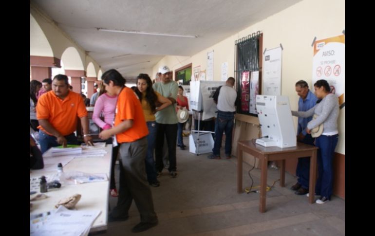 Las personas de la tercera edad conforman el sector al que más le ha costado el manejo de la urna.  /