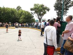 A escasos minutos de su cierre oficial, siguen esperando una gran cantidad de ciudadanos.  /