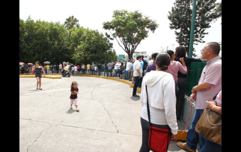 A escasos minutos de su cierre oficial, siguen esperando una gran cantidad de ciudadanos.  /