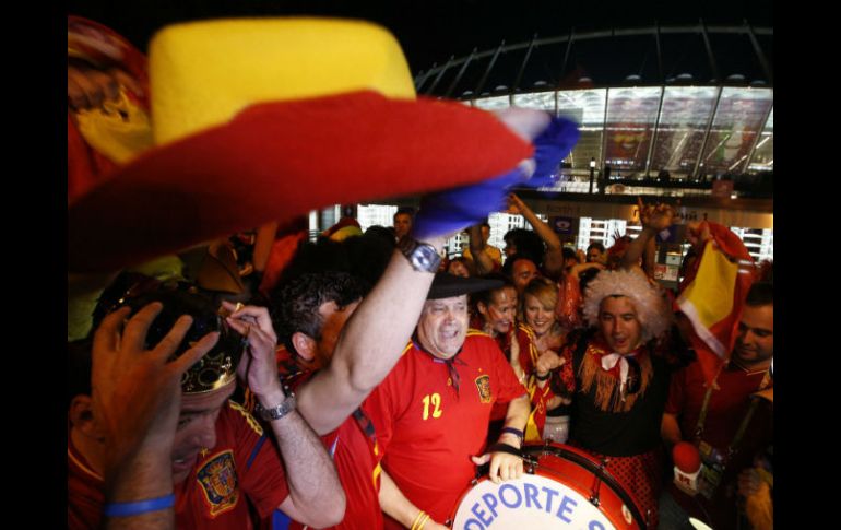 En Kiev, los fanáticos españoles comenzaron la fiesta. EFE  /