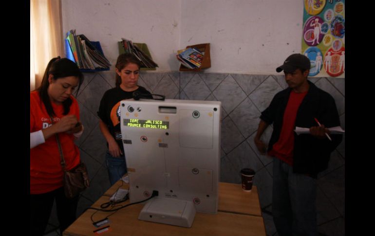 Los aparatos, que estuvieron distribuidos en los distritos 1, 17, y el municipio de Gómez Farías, ya emiten resultados. AFP  /