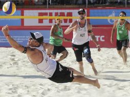 Escena de uno de los duelos de la Copa del Mundo, donde México perdió la posibilidad de ir a las Olimpiadas. EFE  /