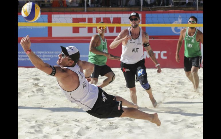 Escena de uno de los duelos de la Copa del Mundo, donde México perdió la posibilidad de ir a las Olimpiadas. EFE  /