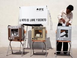 A más tardar a las 23:45, el IFE difundirá las estimaciones de la votación del conteo rápido para la elección presidencial. REUTERS  /