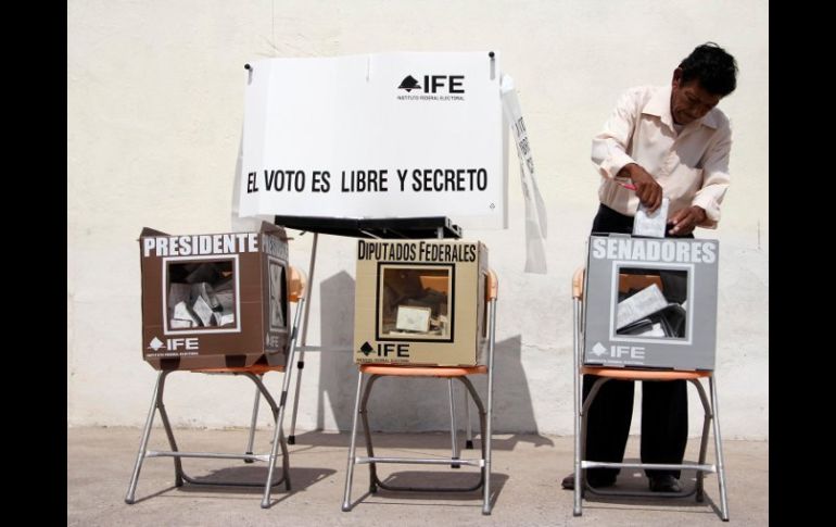 A más tardar a las 23:45, el IFE difundirá las estimaciones de la votación del conteo rápido para la elección presidencial. REUTERS  /