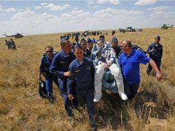 Médicos y personal de apoyo ayudan al astronauta Donald Pettit, que estuvo 193 días en el espacio. REUTERS  /