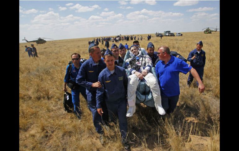 Médicos y personal de apoyo ayudan al astronauta Donald Pettit, que estuvo 193 días en el espacio. REUTERS  /