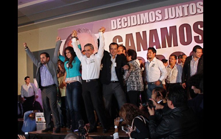 El candidato del Movimiento Progresista, Miguel Ángel Mancera, celebrando resultados preliminares. NTX  /