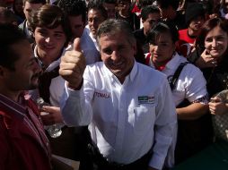 Jorge Arana mostró la boleta donde sufragó por si mismo antes de depositarla en la urna esta mañana.  /