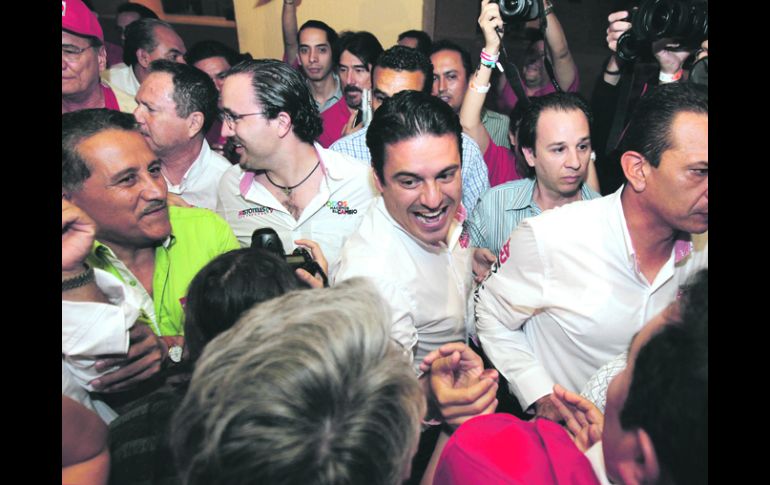 La tónica del PRI de anoche fue de celebración en torno al candidato a gobernador.  /