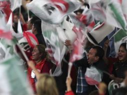 Simpatizantes del PRI celebran el triunfo del candidato presidencial, Enrique Peña Nieto. EFE  /