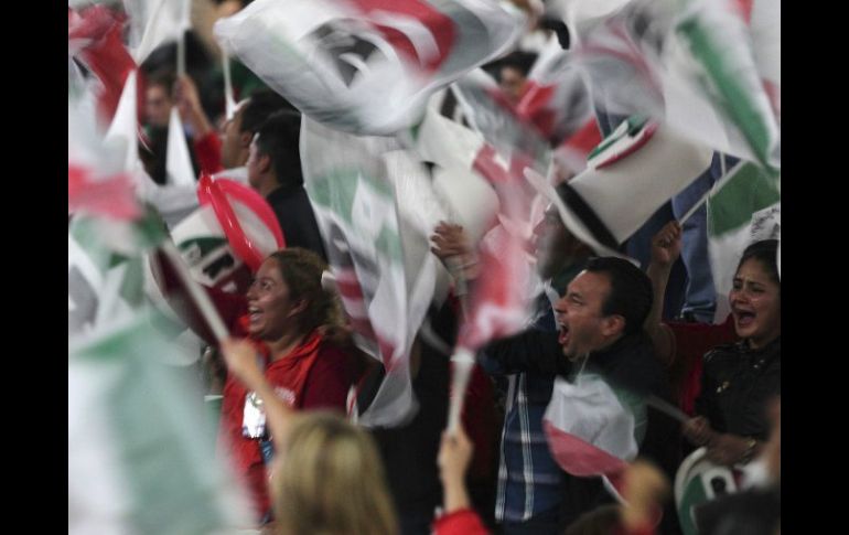 Simpatizantes del PRI celebran el triunfo del candidato presidencial, Enrique Peña Nieto. EFE  /