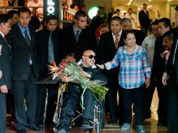 El cantante se detuvo unos minutos en la entrada del hospital, mientras escuchaba a sus seguidores. NTX  /