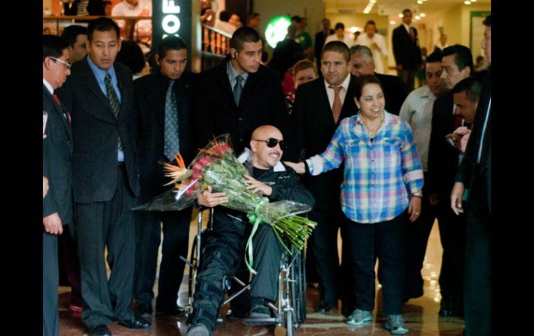 El cantante se detuvo unos minutos en la entrada del hospital, mientras escuchaba a sus seguidores. NTX  /