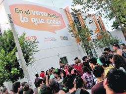 Protesta frente al IEPC. Jóvenes de #YoSoy132 plantearon ayer críticas a la limpieza de la elección.  /