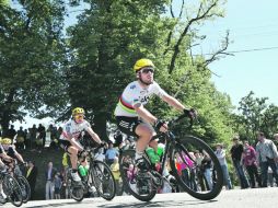 DEFIENDE SU CAUSA. Mark Cavendish encabeza a un grupo de corredores, durante la etapa de ayer. AP  /