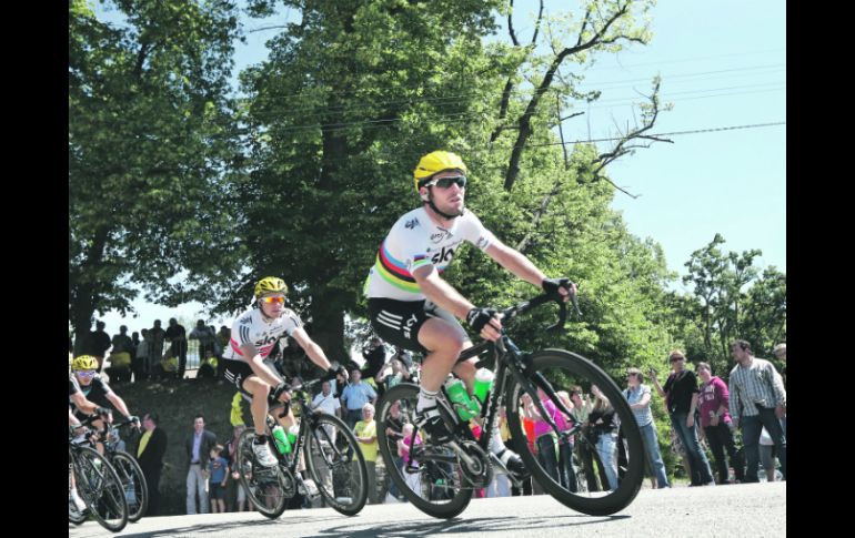 DEFIENDE SU CAUSA. Mark Cavendish encabeza a un grupo de corredores, durante la etapa de ayer. AP  /