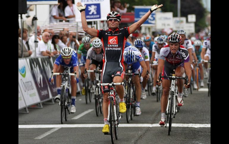 El español cayó a 30 kilómetros de la meta de la tercera etapa. ESPECIAL  /