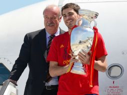 El capitán de España, Iker Casillas (d), muestra el trofeo de la Eurocopa 2012 junto al técnico del equipo, Vicente del Bosque. AFP  /