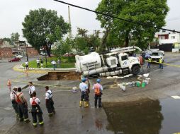 Entre las afectaciones de la tormenta, destaca el socavón que surgió justo en la Glorieta del Cartero, en Guadalajara.  /