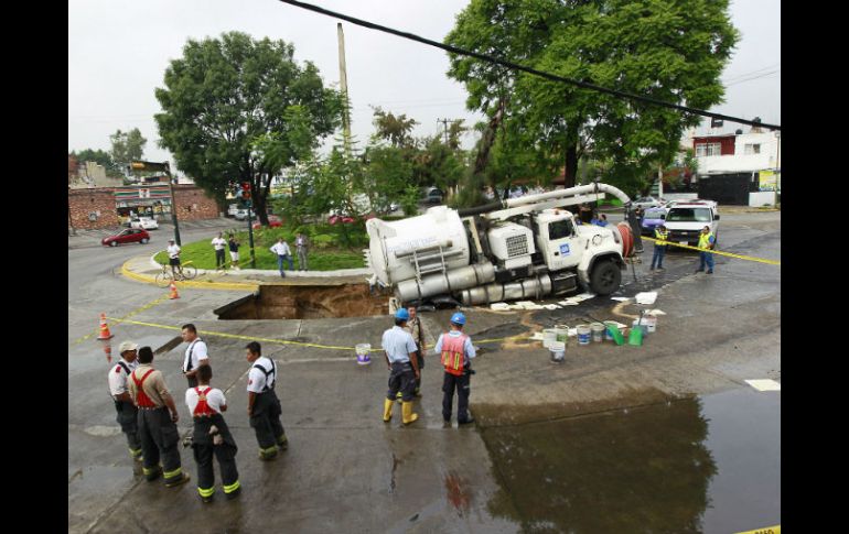 Entre las afectaciones de la tormenta, destaca el socavón que surgió justo en la Glorieta del Cartero, en Guadalajara.  /