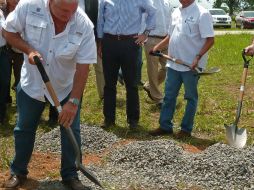 El presidente de Panamá, Ricardo Martinelli, participó en el inicio de los trabajos para construir un parque eólico. AFP  /