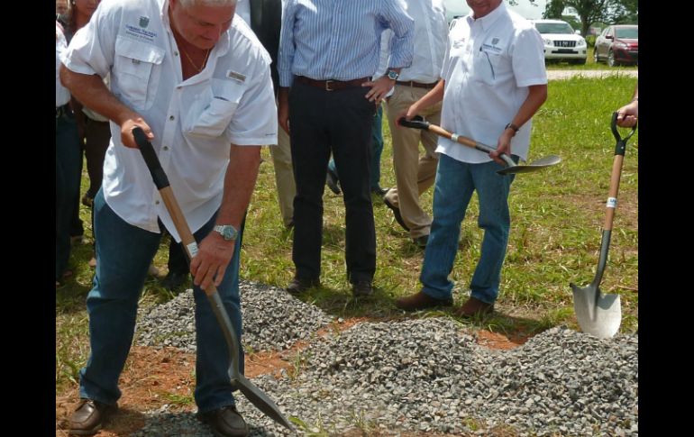 El presidente de Panamá, Ricardo Martinelli, participó en el inicio de los trabajos para construir un parque eólico. AFP  /