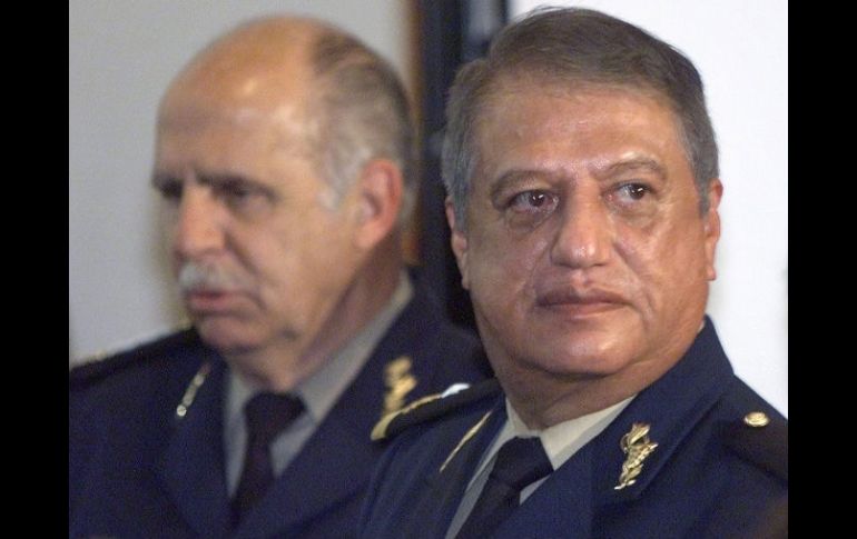 El general Arturo Acosta Chaparro (der), en una imagen del año 2002. ARCHIVO  /