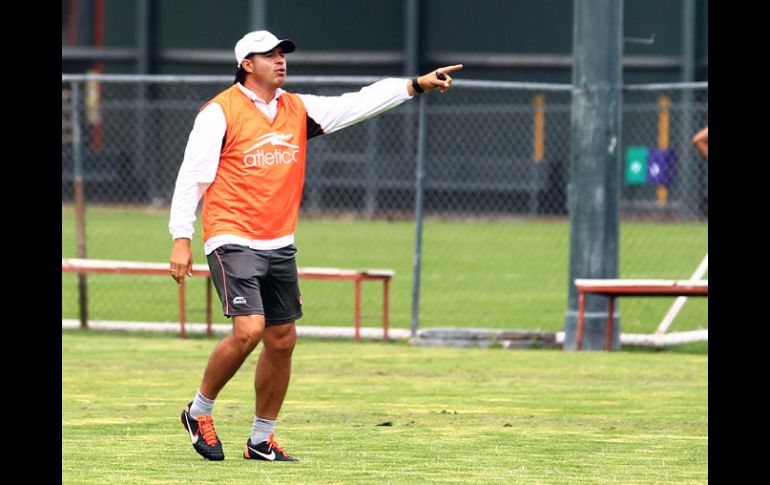 Juan Carlos Chávez da indicaciones durante el entrenamiento del Atlas.  /