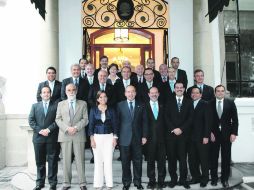 Pese a la derrota, la cúpula panista, encabezada por el Presidente Felipe Calderón, posó relajada para la foto en Los Pinos. NTX  /