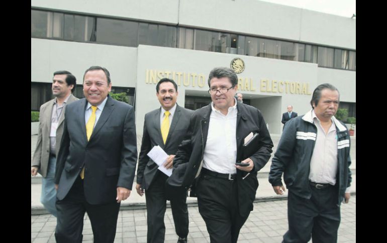 Ricardo Monreal (de lentes), sale del IFE acompañado por el presidente del PRD, Jesús Zambrano. NTX  /