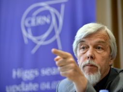 Rolf Heuer director del CERN responde la pregunta de un periodista en la rueda de prensa. AP  /