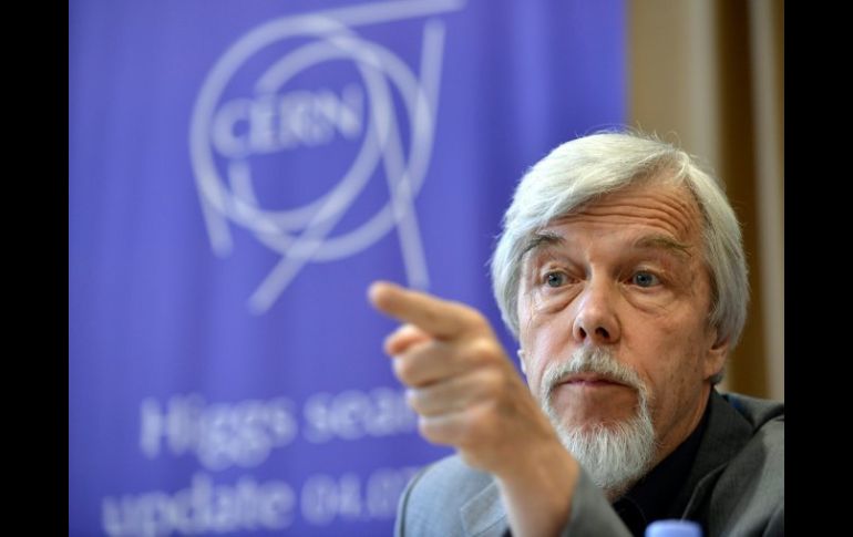 Rolf Heuer director del CERN responde la pregunta de un periodista en la rueda de prensa. AP  /