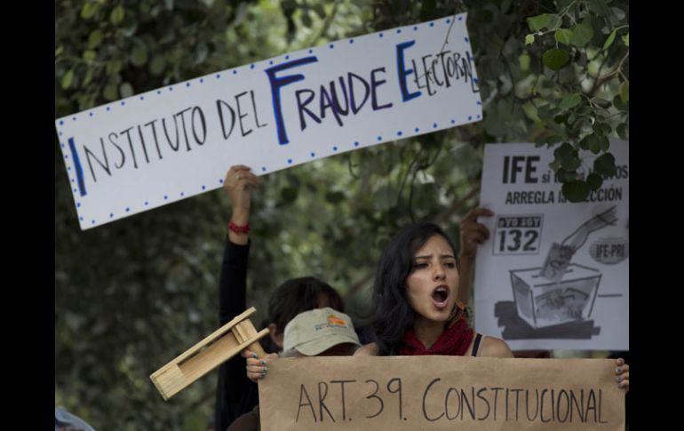 A Peña Nieto le espera una larga lucha por demostrar su legitimidad, dice el New York Times. AP  /