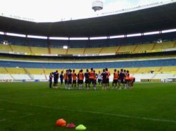 El tapatío saludó a sus compañeros en el Estadio Jalisco, pero no se permitió que fuera fotografiado por los medios. ESPECIAL  /