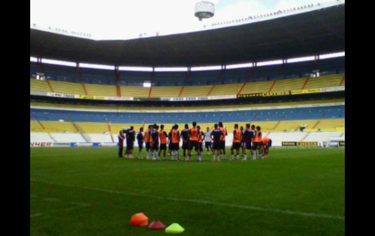 El tapatío saludó a sus compañeros en el Estadio Jalisco, pero no se permitió que fuera fotografiado por los medios. ESPECIAL  /