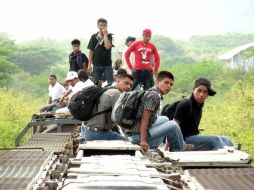 Migrantes que viajan ilegalmente en tren a EU detuvieron su viaje porque las vías colapsaron por un descarrilamiento en Oaxaca. ARCHIVO  /