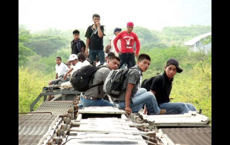 Migrantes que viajan ilegalmente en tren a EU detuvieron su viaje porque las vías colapsaron por un descarrilamiento en Oaxaca. ARCHIVO  /