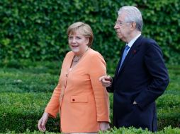 El primer ministro de Italia, Mario Monti, y la canciller alemana, Ángela Merkel, en Villa Madama de Roma. REUTERS  /