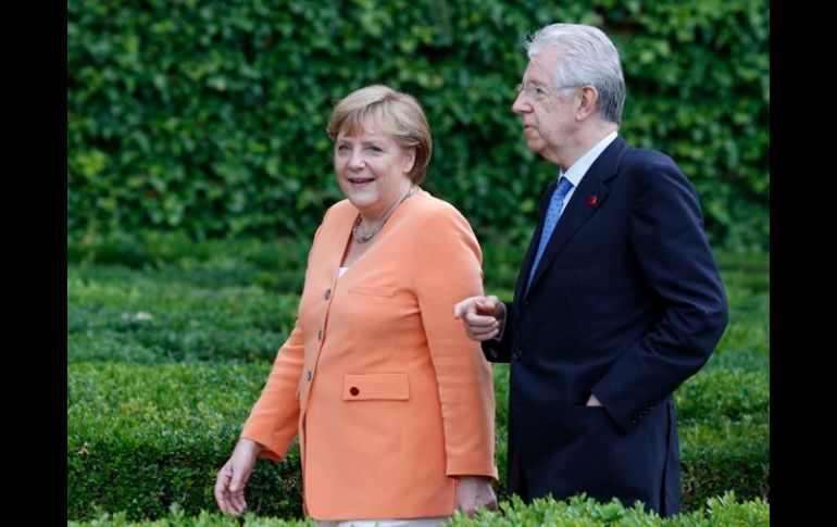 El primer ministro de Italia, Mario Monti, y la canciller alemana, Ángela Merkel, en Villa Madama de Roma. REUTERS  /