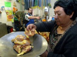 Empresarios del sector afirman que el precio del pollo se ha incrementado hasta en un 30% por la crisis que enfrenta Jalisco. ARCHIVO  /