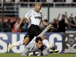 Emerson bate al potero Sebastián Sosa para el segundo gol de Corinthians. AFP  /