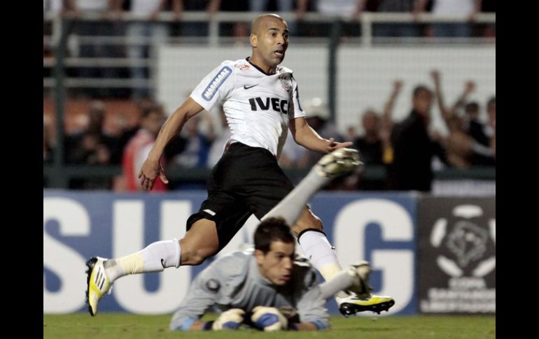 Emerson bate al potero Sebastián Sosa para el segundo gol de Corinthians. AFP  /