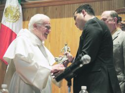 Reconocimiento. El obispo Raúl Vera recibe el reconocimiento Corazón de León.  /