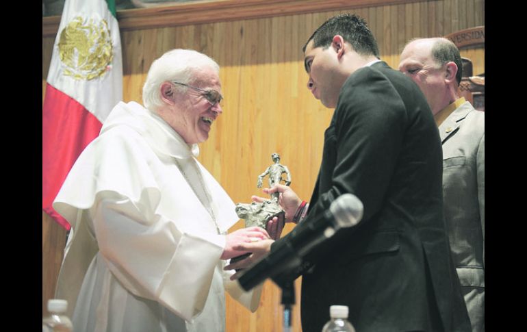 Reconocimiento. El obispo Raúl Vera recibe el reconocimiento Corazón de León.  /