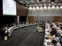 Los miembros de una comisión investigadora del accidente en la central nuclear de Fukushima, durante la presentación de un informe. EFE  /